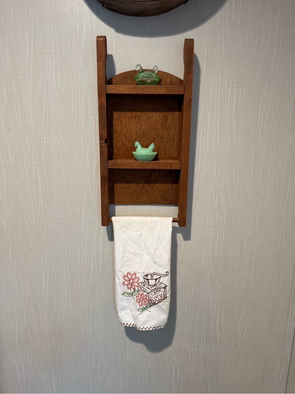 Wooden Wall Towel Rack Mini Hen on Nest Shelf